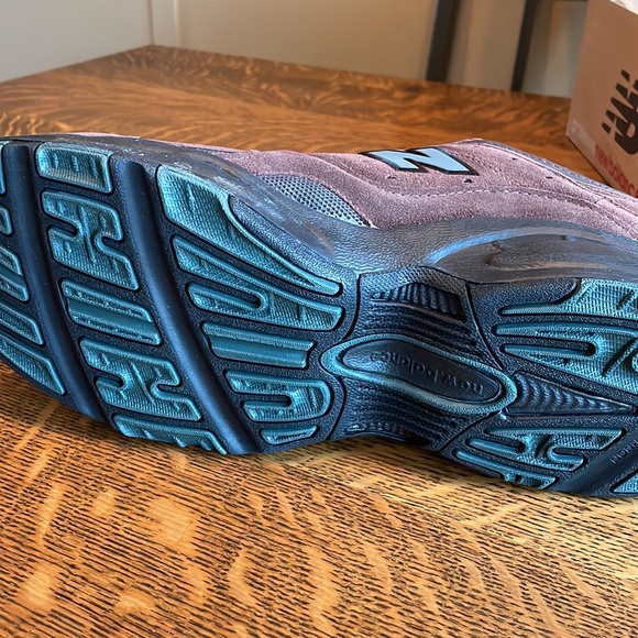 NIB Men’s New Balance brown suede shoes - Picture 4 of 5